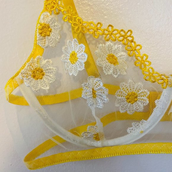 SHEIN Daisy Lace Bra Size Medium - Picture 2 of 2